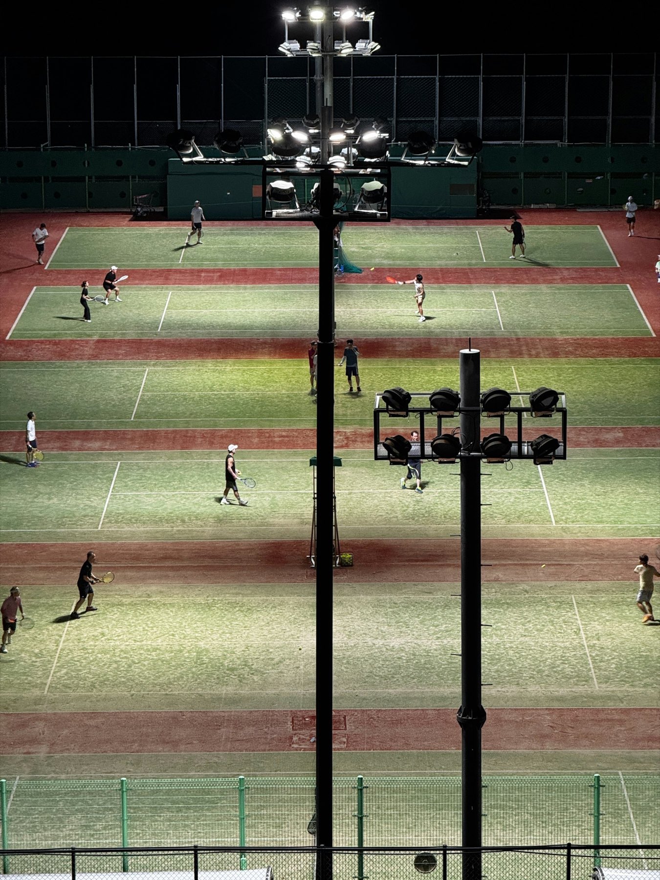 Competitiespelers onder de baanverlichting