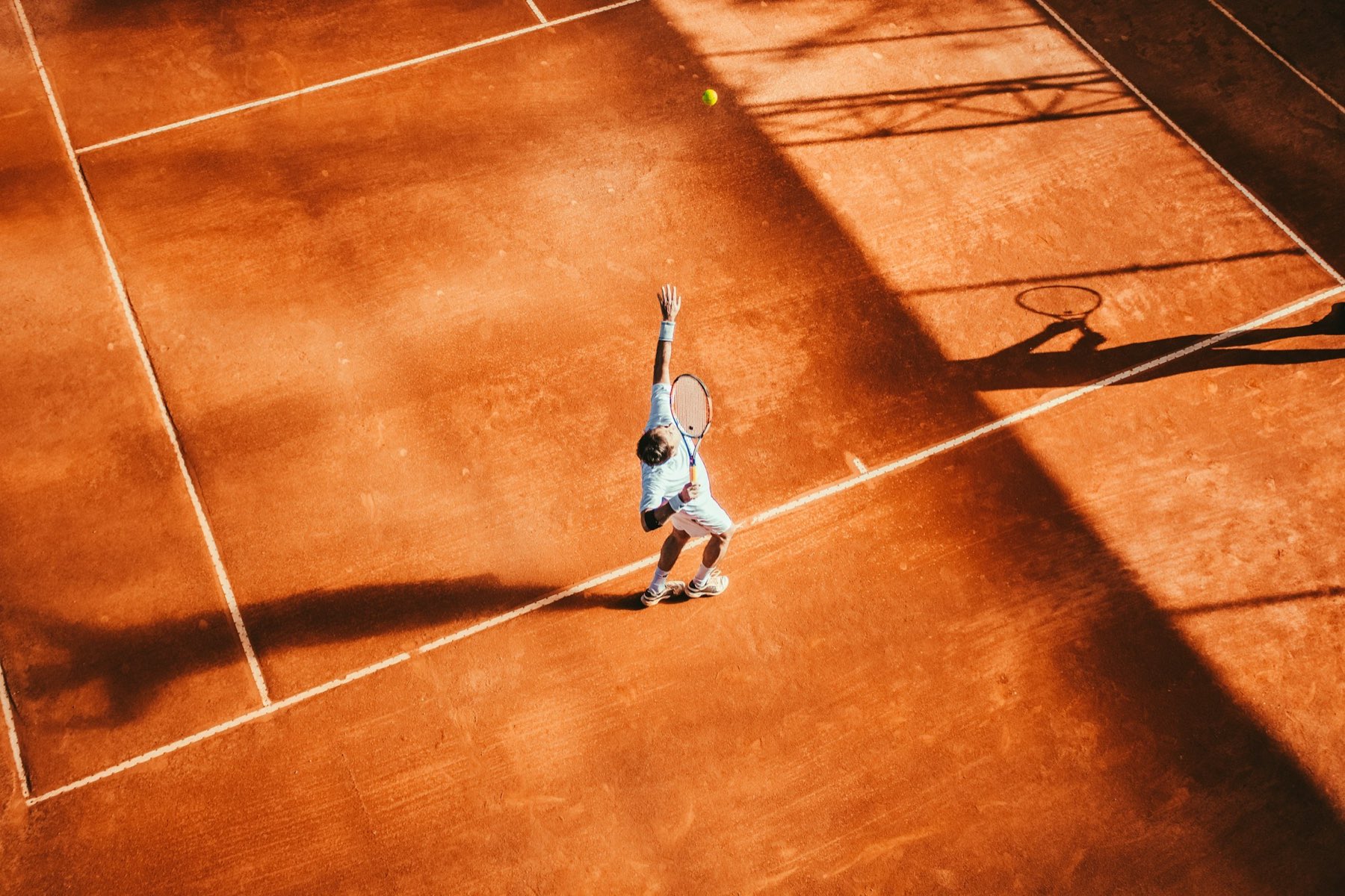 Tennisser slaat op op de gravelbaan