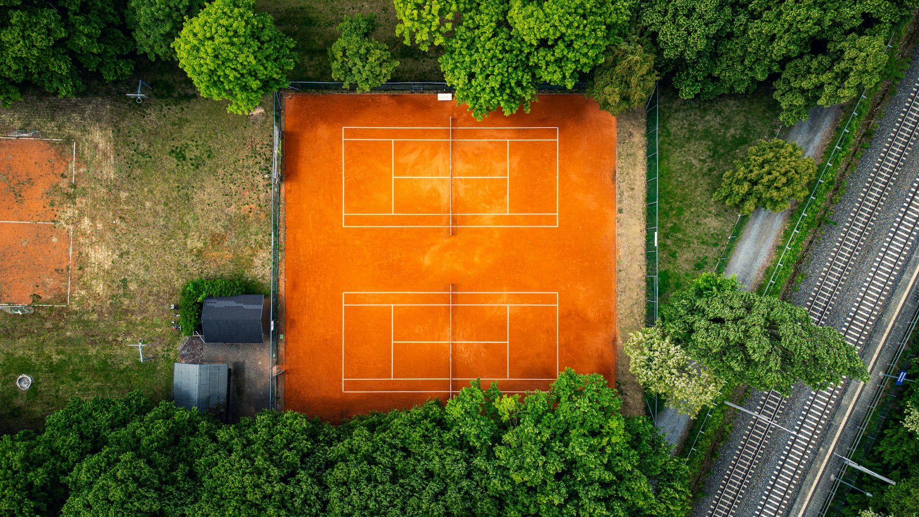 Luchtfoto van de banen op sportpark Schenkeldijk
