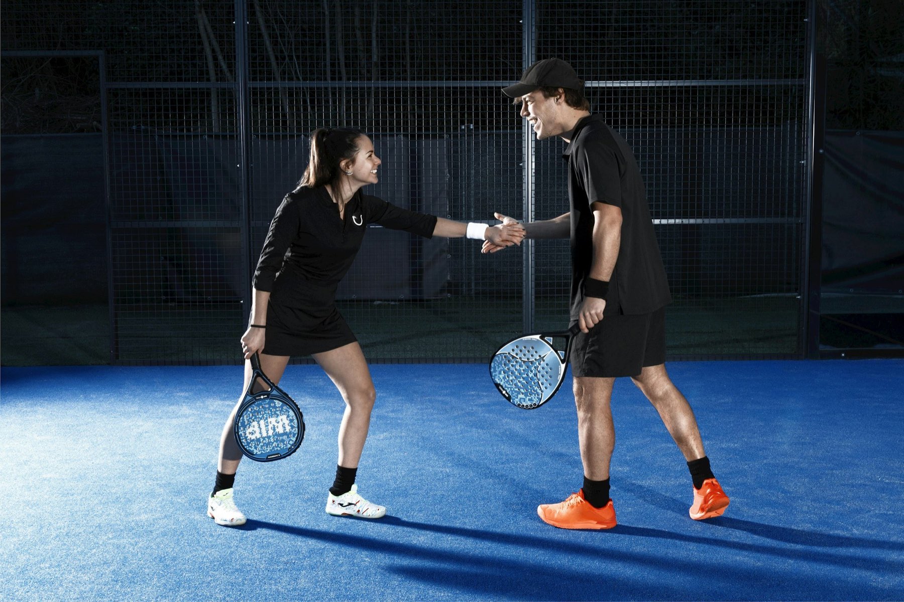 Padelspelers tijdens een avondtoernooi