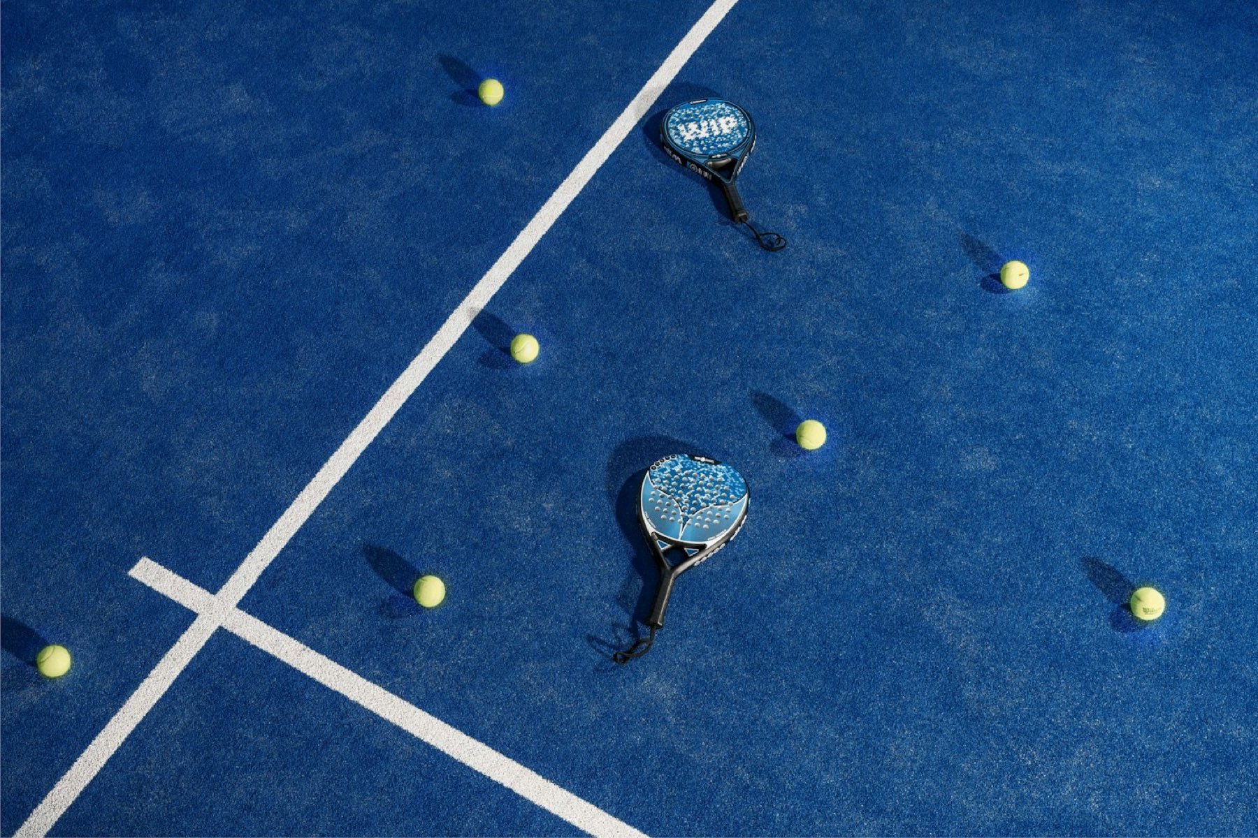Rackets van bovenaf op de baan